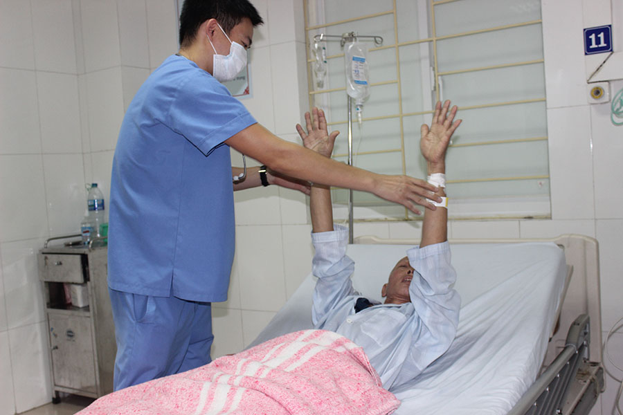 Ths. Phan Bảo Trung kiểm tra tình trạng bệnh nhân sau 1 ngày điều trị